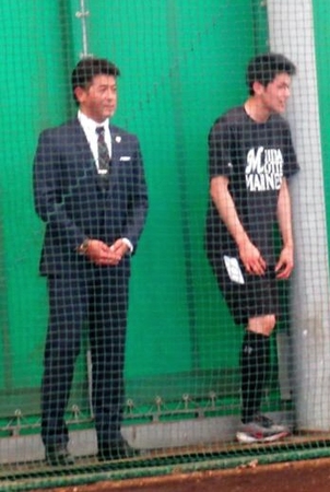 稲葉監督にあいさつをした佐々木朗　