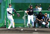 打撃投手を務めた日本ハム・斎藤佑（打者は日本ハム・王柏融）＝タピックスタジアム名護（撮影・棚橋慶太）