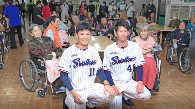 ヤクルト・ドラ１奥川　野球で元気与える　老人ホームを訪問