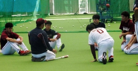 楽天・三木監督（左から２人目）から走塁について“座学”を受ける選手たち＝沖縄・久米島球場