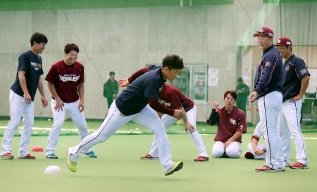 　全体練習後に特別走塁練習を指導する楽天・三木監督（右から２人目）＝久米島