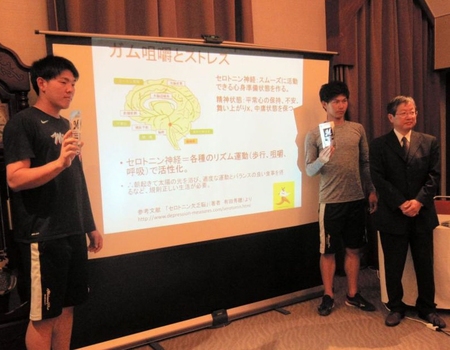 「口腔健康セミナー」に参加した左から安田、藤原　右は武田友孝教授