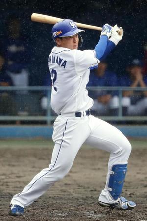 　沖縄電力との練習試合で適時二塁打を放つ中日・石川昂