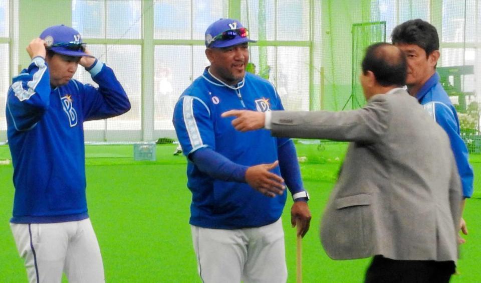 　キャンプ地を訪れた高田前ＧＭ（右）を迎えるラミレス監督