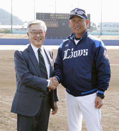 　プロ野球の斉藤コミッショナー（左）と握手する西武・辻監督（共同）