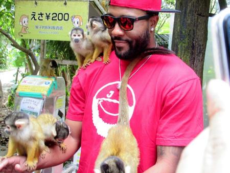 リスザルと“親交”を深めるジャクソン