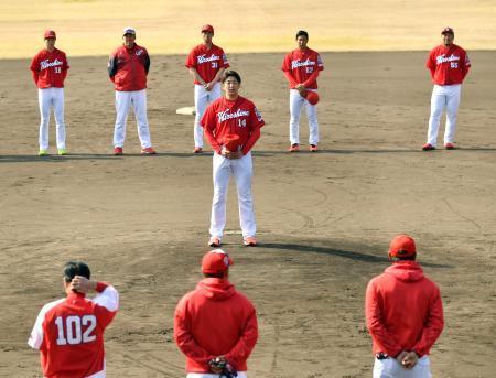 　１次キャンプ最終日、練習後にあいさつする広島・大瀬良（中央）。後列左から２人目は佐々岡監督＝日南