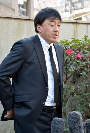 　取材に応じる楽天の石井一久ＧＭ＝１１日、東京都港区