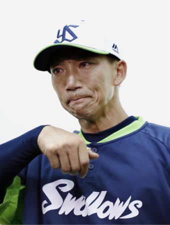 　涙をこらえながら取材に応じるヤクルト・嶋＝１１日、浦添