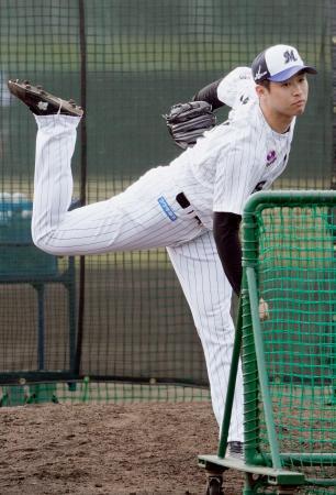 　打撃投手を務めたロッテ・種市＝石垣