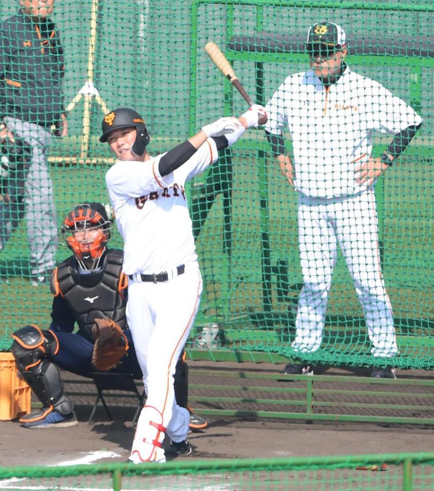 原監督の前で打撃練習する巨人・坂本勇人＝宮崎（撮影・金田祐二）