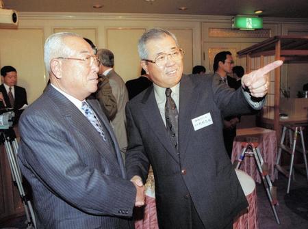 　阪神監督就任が決定した野村克也氏はＯＢ会長（当時）の田宮謙次郎氏（左）と握手をかわす＝１９９８年１１月