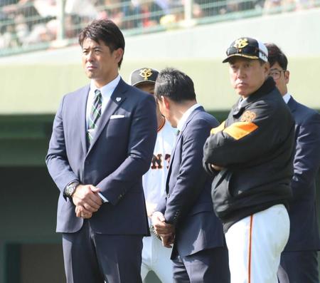 　巨人・原辰徳監督（右）と巨人キャンプを視察する侍ジャパン・稲葉篤紀監督（撮影・金田祐二）
