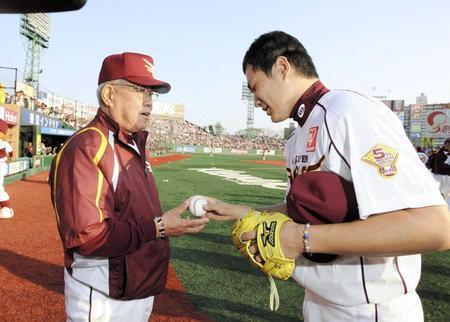 　監督通算１５００勝を挙げ、田中（右）からウイニングボールを受け取る＝０９年４月２９日