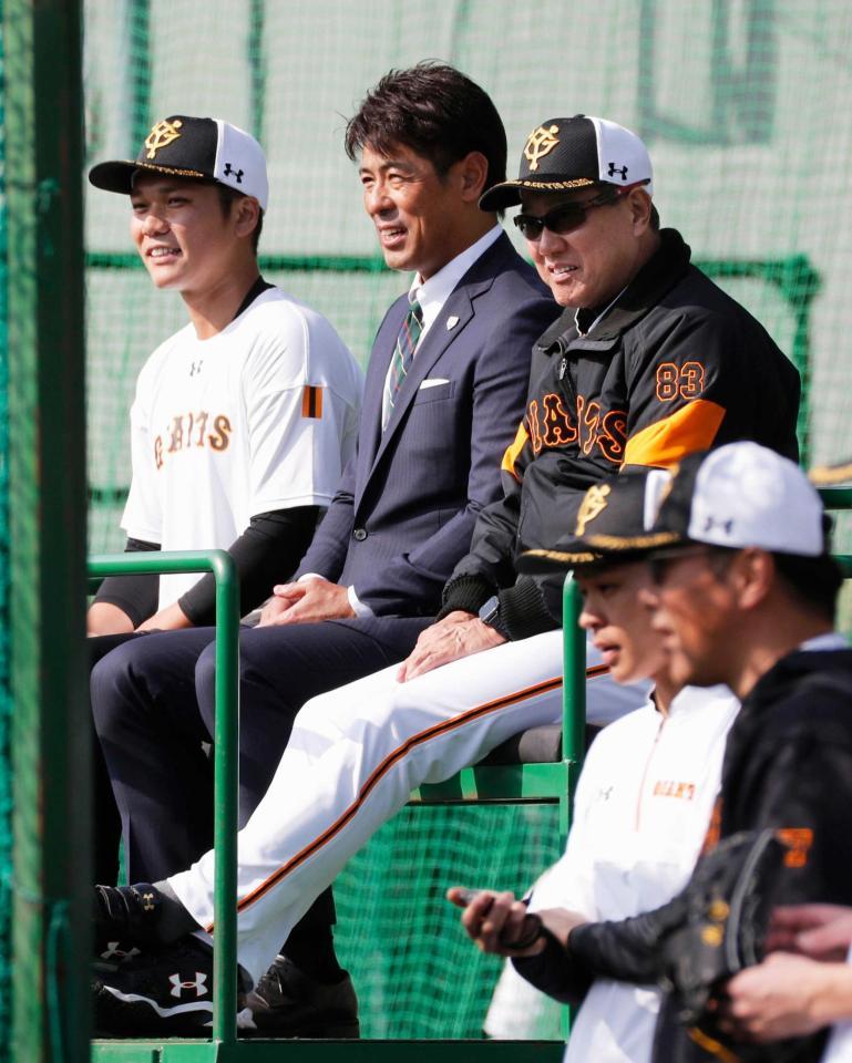 　視察に訪れた日本代表の稲葉監督（中央）と練習を見る巨人・原監督。左は坂本