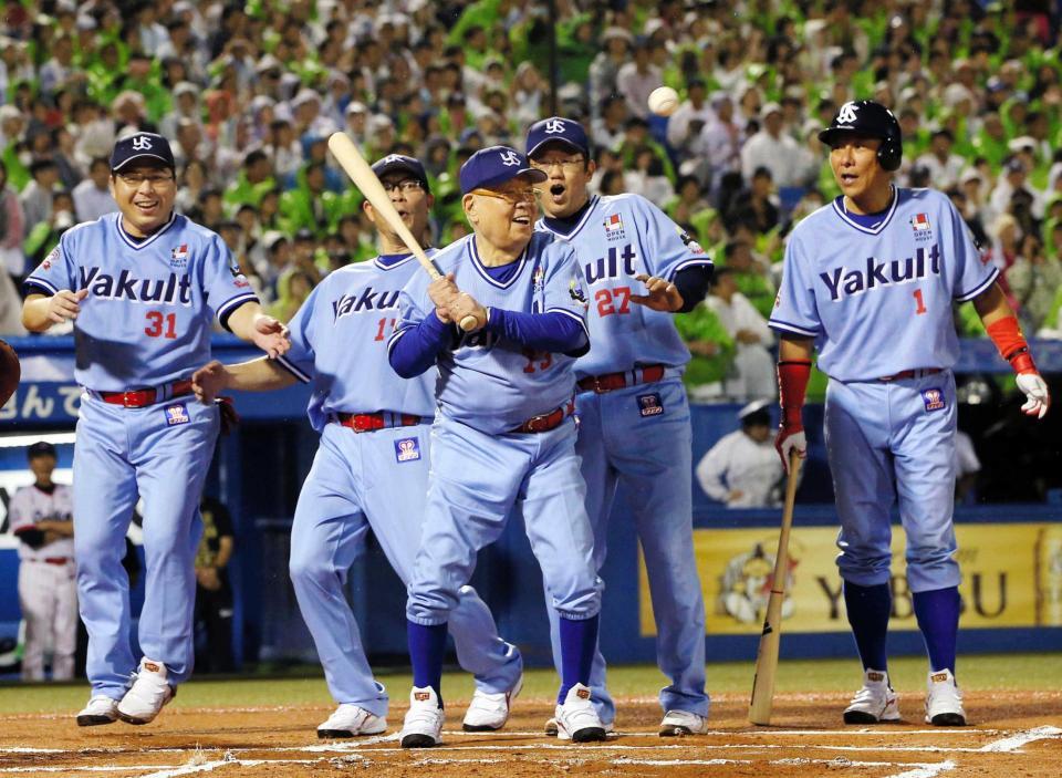 　２０１９年７月１１日　ヤクルトＯＢ戦で打席に立つ（後方左から真中、川崎、古田、池山の各氏）