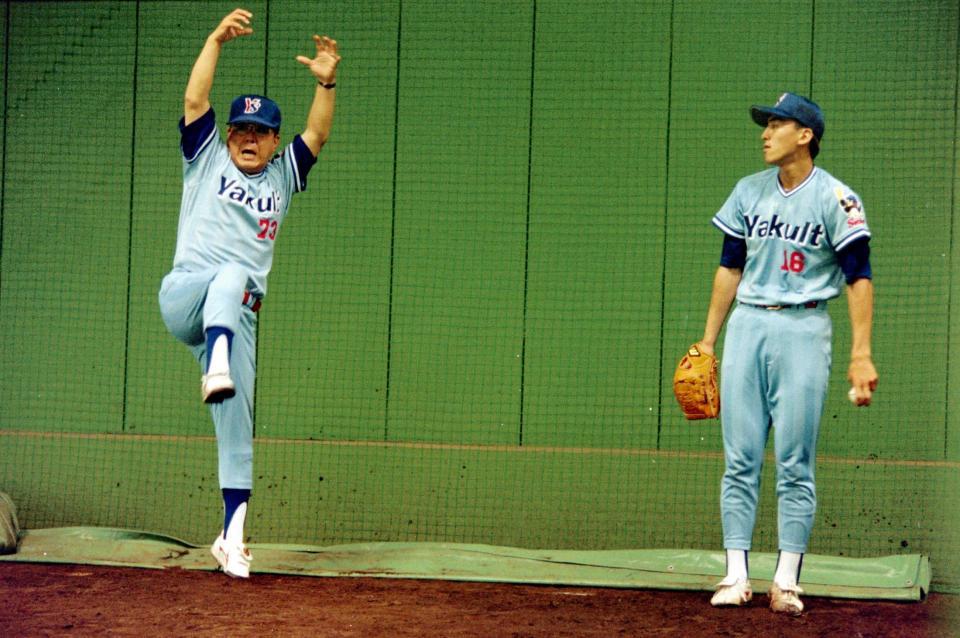 　９４年６月　石井一（右）にカネやん投法を伝授するノムさん