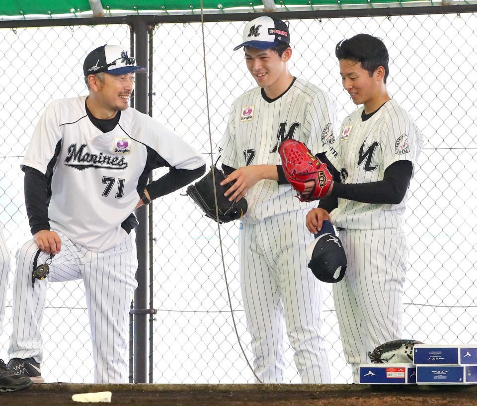 　初のブルペン投球を終え、吉井投手コーチと話す佐々木朗（中央）。右は横山