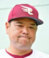 チームに復帰し、会見する楽天・野村克則コーチ＝金武町ベースボールスタジアム（撮影・出月俊成）