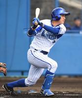 　１回、右前打を放つ森（撮影・開出牧）