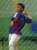 室内でボールを投げるＤｅＮＡ・山崎康晃＝宜野湾（撮影・開出牧）