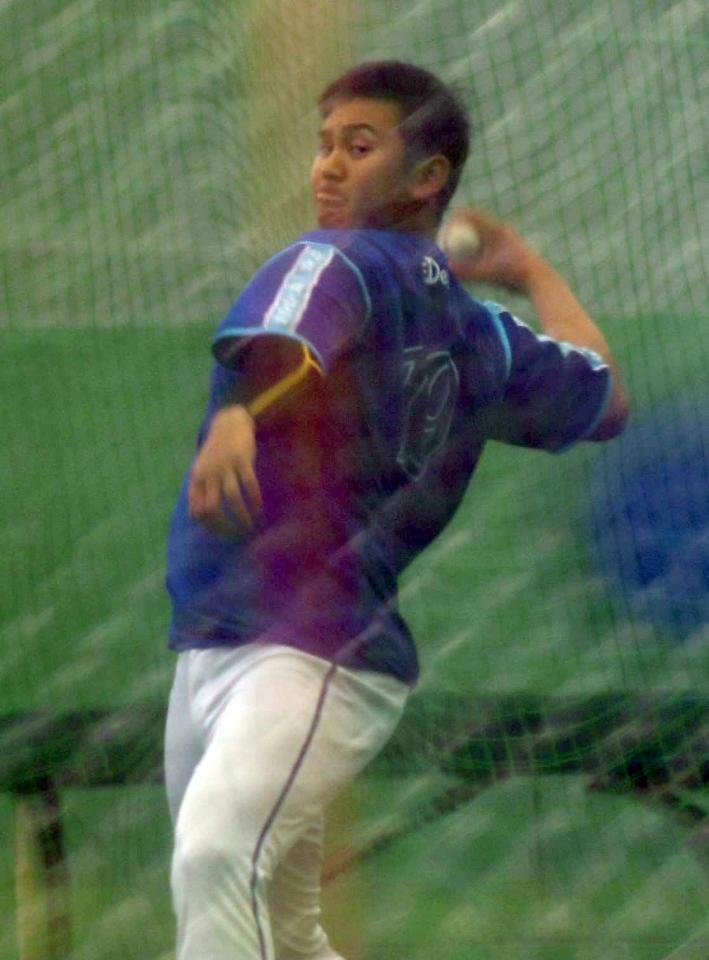 室内でボールを投げるＤｅＮＡ・山崎康晃＝宜野湾（撮影・開出牧）