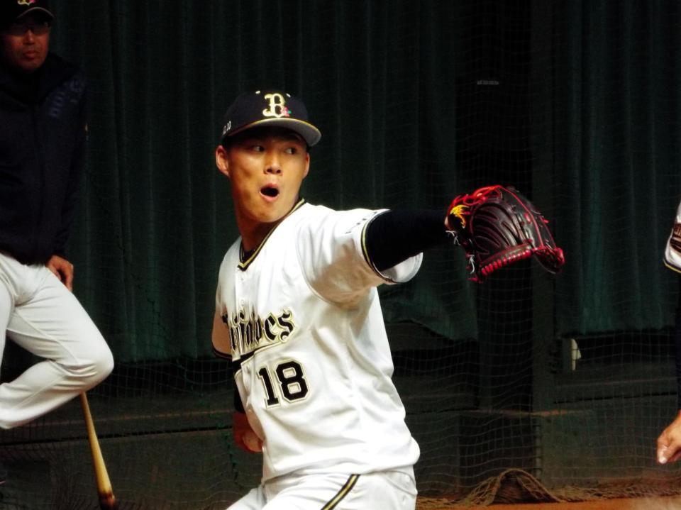 ブルペンで投球する山本