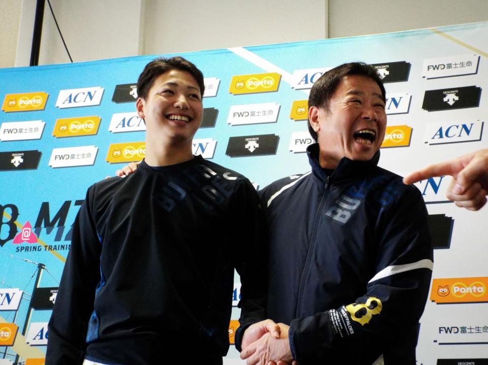 支配下登録され福良ＧＭ（右）から祝福される漆原