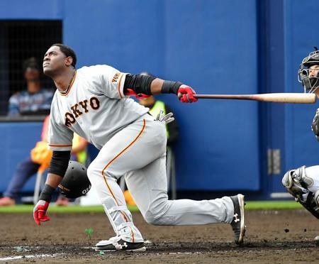 ８回、ヘルメットを飛ばしながらソロ弾を放つモタ