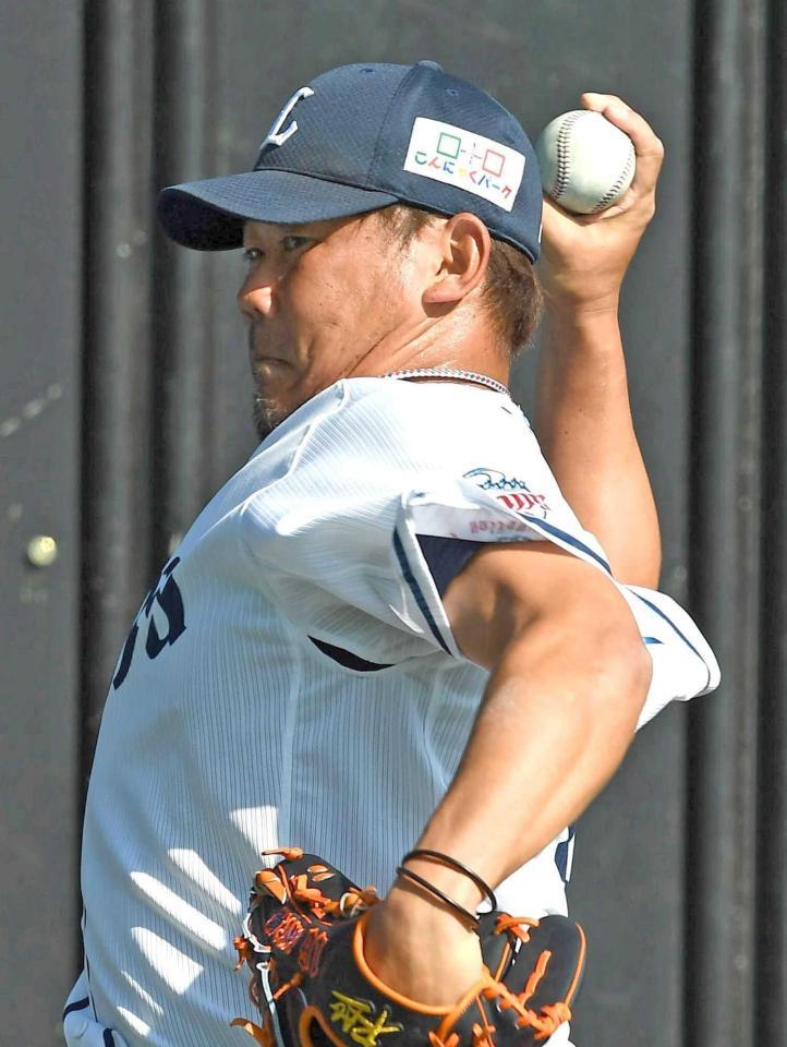 　ブルペンで変化球を投げる松坂（撮影・北村雅宏）