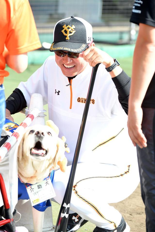 　介助犬を愛でる巨人・原辰徳監督