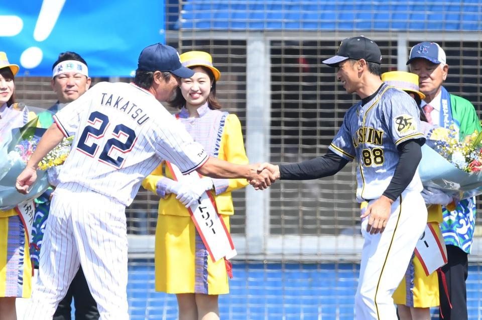 　試合前に握手を交わす阪神・矢野燿大監督（右）とヤクルト・高津監督