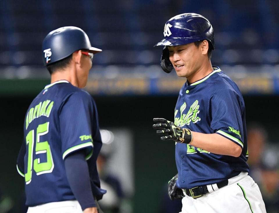 ８回ヤクルト２死二塁、同点２ランを放ち、笑顔で生還するヤクルト・青木宣親（右）＝東京ドーム（撮影・西岡正）