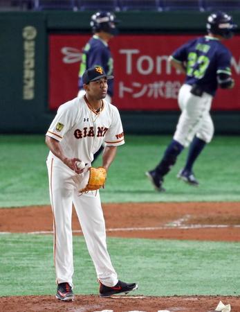 　８回、巨人のサンチェスはヤクルト・青木（右奥）に同点２ランを打たれる