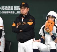 戦況を見つめる巨人・原辰徳監督＝東京ドーム（撮影・棚橋慶太）