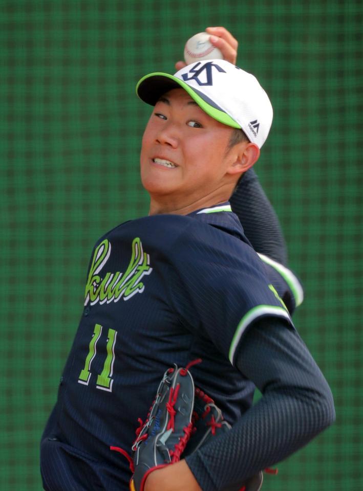 　ブルペンで投球練習する奥川