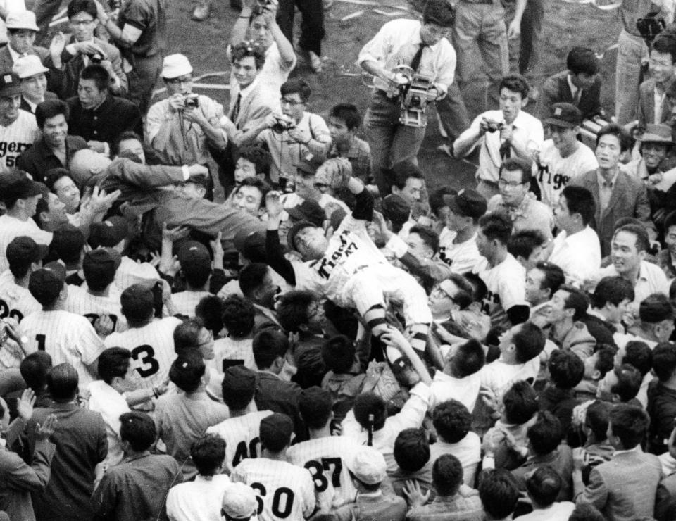 　セ・リーグ優勝を決め、ナイン、グラウンドになだれ込んだファンの手で胴上げされる阪神のエース・小山＝１９６２年１０月３日、甲子園