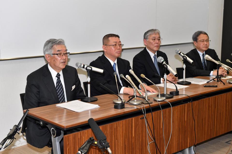 新型コロナウイルス対策連絡会議の後、会見する（左から）斉藤惇コミッショナー、愛知医科大大学院・三鴨廣繁教授、東北医科薬科大・賀来満夫教授、東邦大・舘田一博教授＝東京・芝のＮＰＢ
