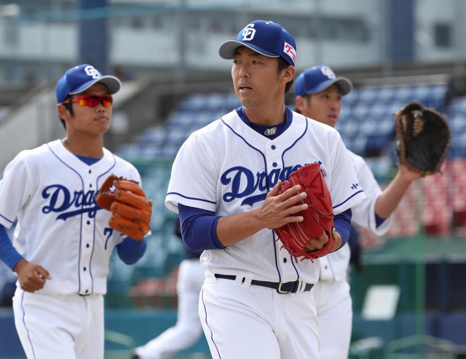 ２回表を終え、グラブをたたいてベンチに戻る吉見（中央）　＝ナゴヤ球場