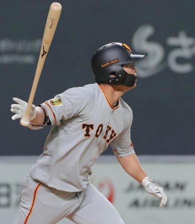 先制２ランを放つ巨人・大城＝札幌ドーム