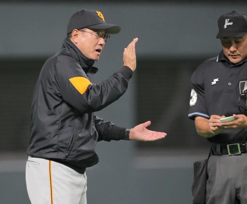 ６回、選手交代を告げる巨人・原監督＝札幌ドーム