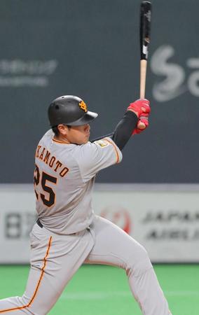 　５回、中前に２点打を放つ岡本