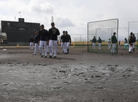 グラウンドコンディション不良で試合中止が決定し、引き揚げるオリックスナイン＝姫路ウインク球場（撮影・高部洋祐）