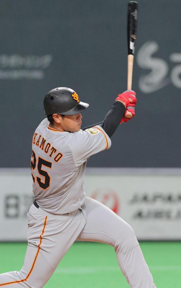 　５回、中前に２点打を放つ岡本