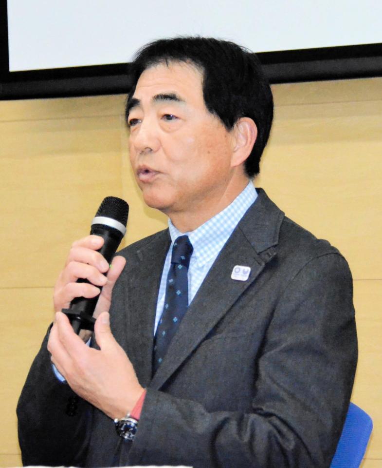 　日本高野連の決定を受け、記者会見で取材に応じる国士舘・永田監督