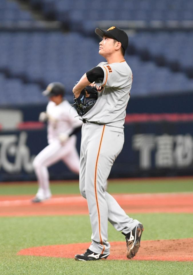 ４回裏オリックス１死、巨人・菅野は勝俣（左）に右中間先制本塁打を打たれる＝京セラドーム（撮影・佐藤厚）