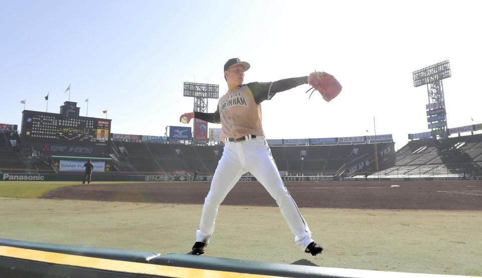 　７回、味方の攻撃中にキャッチボールする吉田輝