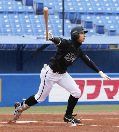 　１回、右越えに先頭打者本塁打を放つロッテ・福田秀＝神宮