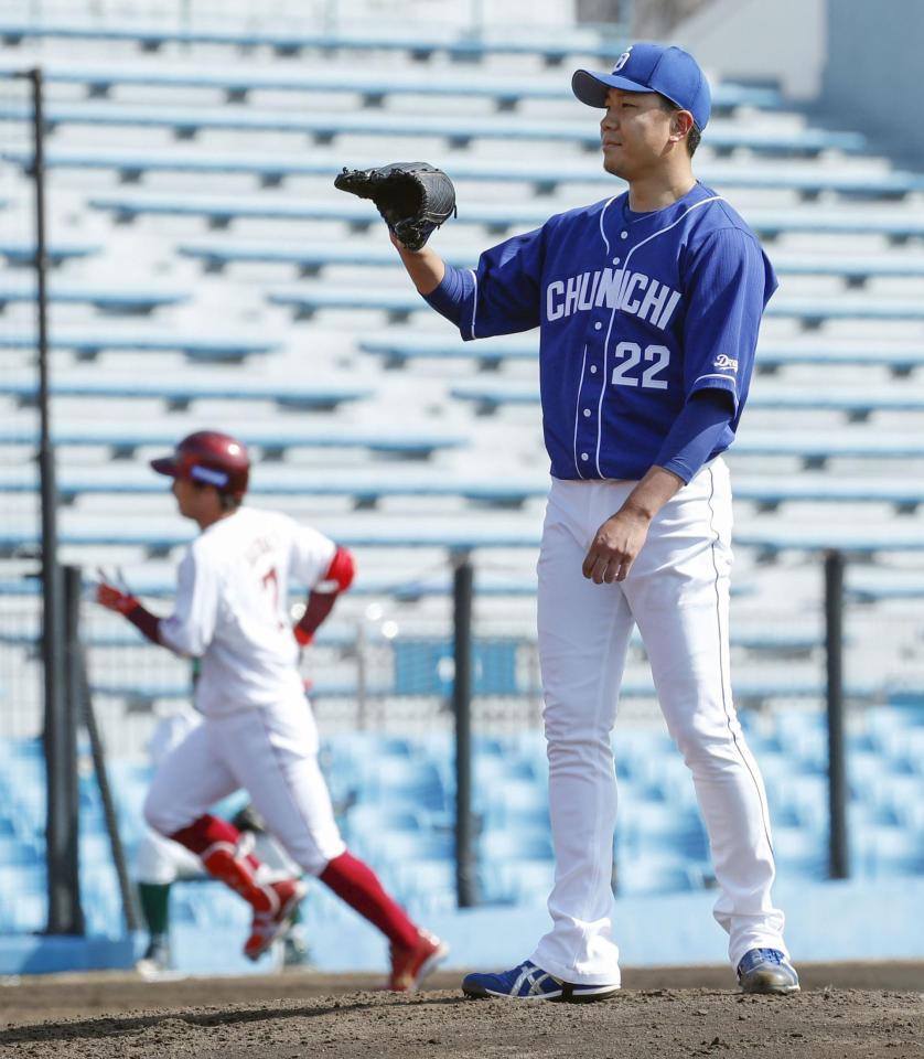 　１回、楽天・鈴木大（左）に２ランを浴びた中日・大野雄＝静岡