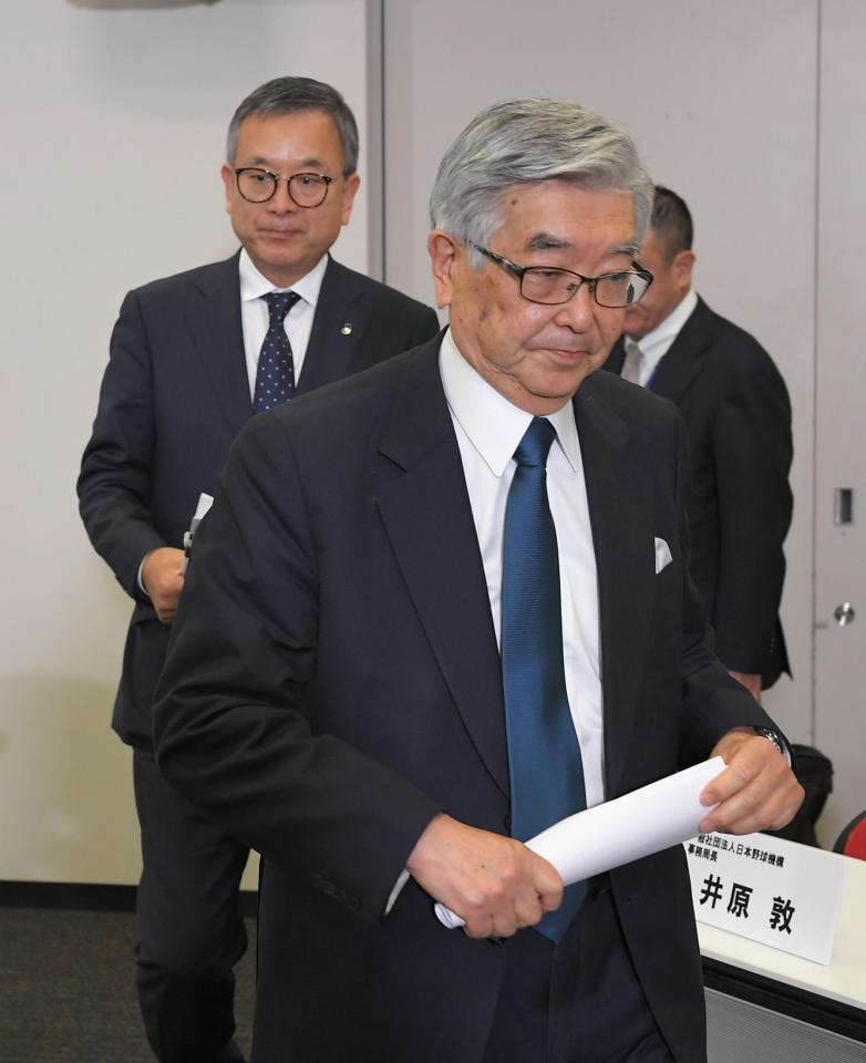 会見を終え、会場を後にするＮＰＢ・斉藤コミッショナー（手前）とＪリーグ・村井チェアマン＝東京・ベルサール三田（撮影・高石航平）